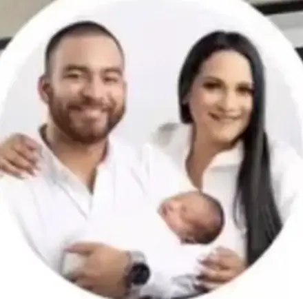 Estefany Rodríguez con su pareja y su bebé recién nacido, familia acompañada por CareDoula